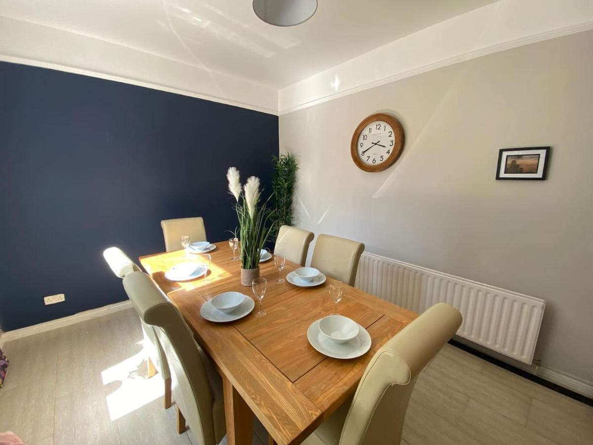 4 Bed Home Portrush Town Centre Extérieur photo